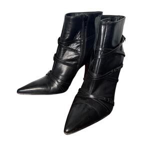 Y2K Via Spiga Black leather pointed toe ankle boots with hardware size 6M